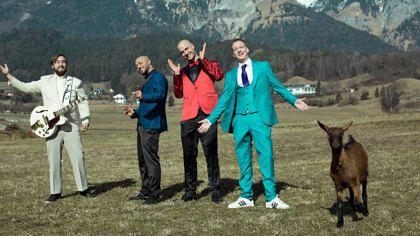 Die Schwarzwälder Kirschtorten haben eine Ziege in den Alpen getroffen und gemeinsam Musik gemacht.