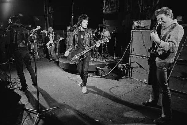 The Damned perform on stage at the Roundhouse, London, 1977. L-R Dave Vanian, Captain Sensible, Brian James, Jon Moss and Lu Edmonds. (Photo by Erica Echenberg/Redferns)