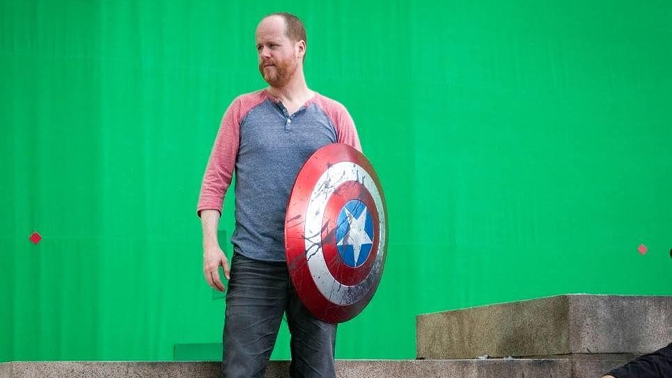 Joss Whedon am Set von „The Avengers“ – dem Regisseur wird von mehreren Seiten missbräuchliches Verhalten vorgeworfen.