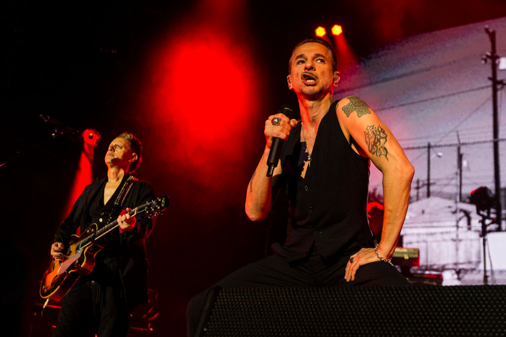 Billy Idol? Slash? Sylvester Stallone? Nein, Dave Gahan mit Depeche Mode live in Stockholm.