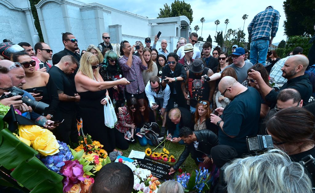 Fans trauern am Grab des verstorbenen Soundgarden-Sängers Chris Cornell.