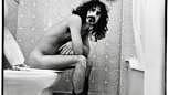 Berühmt: Frank Zappa auf der Toilette