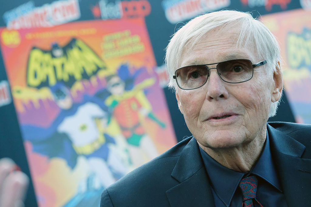 Schauspieler Adam West verstarb am 9. Juni im Alter von 88 Jahren an Leukämie. Berühmt wurde er durch die Rolle des „Batman“ in der gleichnamigen Sechziger-Jahre-Serie.