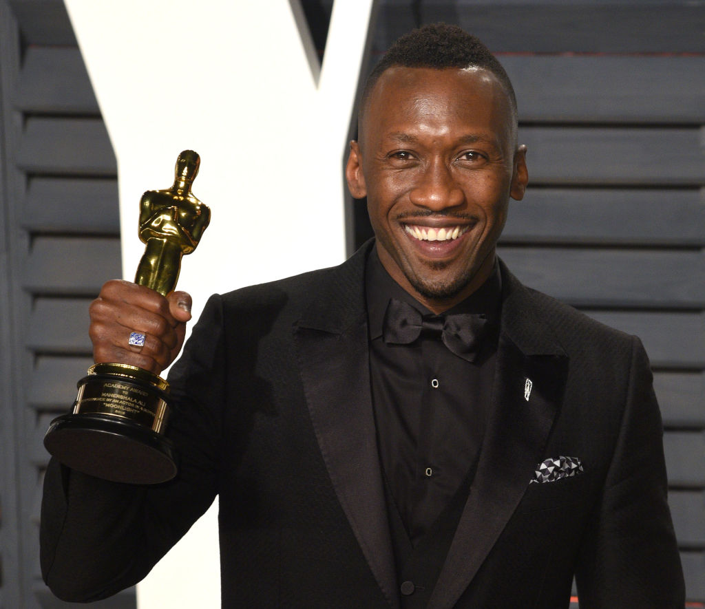 Mahershala Ali im Februar 2017 mit seinem Oscar für seine Rolle in „Moonlight“