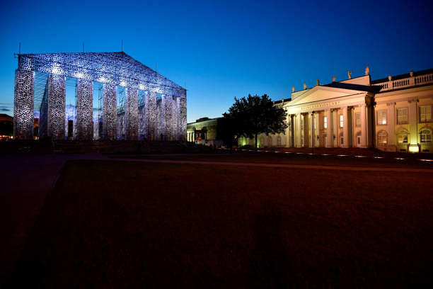 Der „Parthenon der Bücher“ neben der „Kunsthalle Fridericianum“ auf dem Friedrichplatz in Kassel.