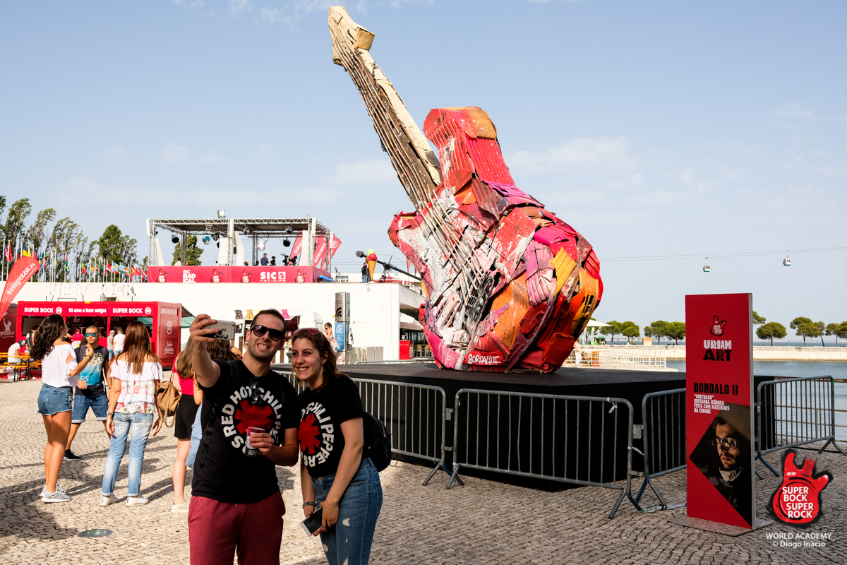 Begehrtes Foto-Objekt: Die überdimensionale Müll-Gitarre auf dem Festivalgelände