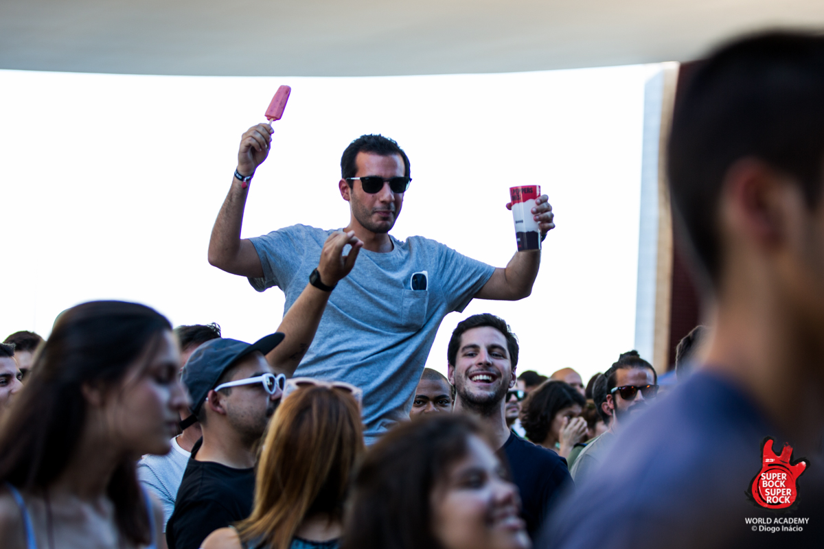 Grund für die gute Laune: Es gab gratis Eis für Festivalbesucher