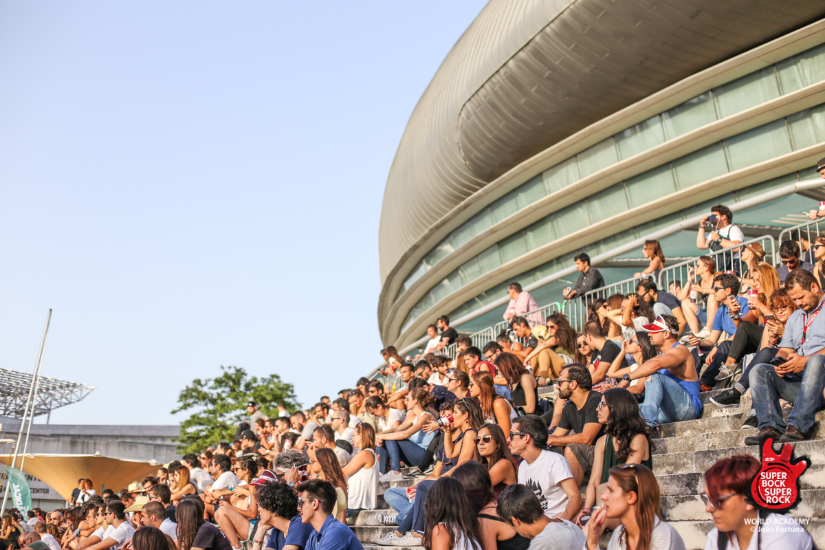 Das Publikum an der LG Stage im Schatten der Meo Arena