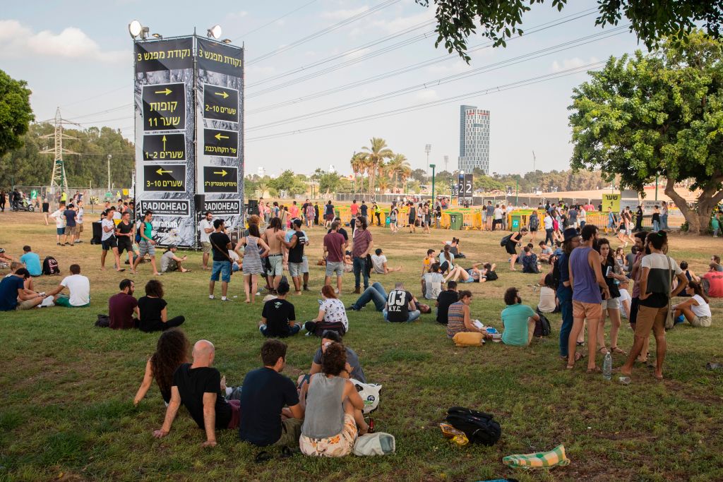 Ihr Warten hat sich gelohnt: Radiohead-Fans am frühen Abend im Hayarkon Park in Tel Aviv, kurz vor Radioheads umstrittenem Konzert