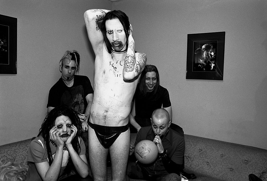 Marilyn Manson backstage 1995 bei der "Jon Stewart Show": Twiggy Ramirez, Ginger Fish, Marilyn Manson, Daisy Berkowitz und Madonna Wayne Gacy