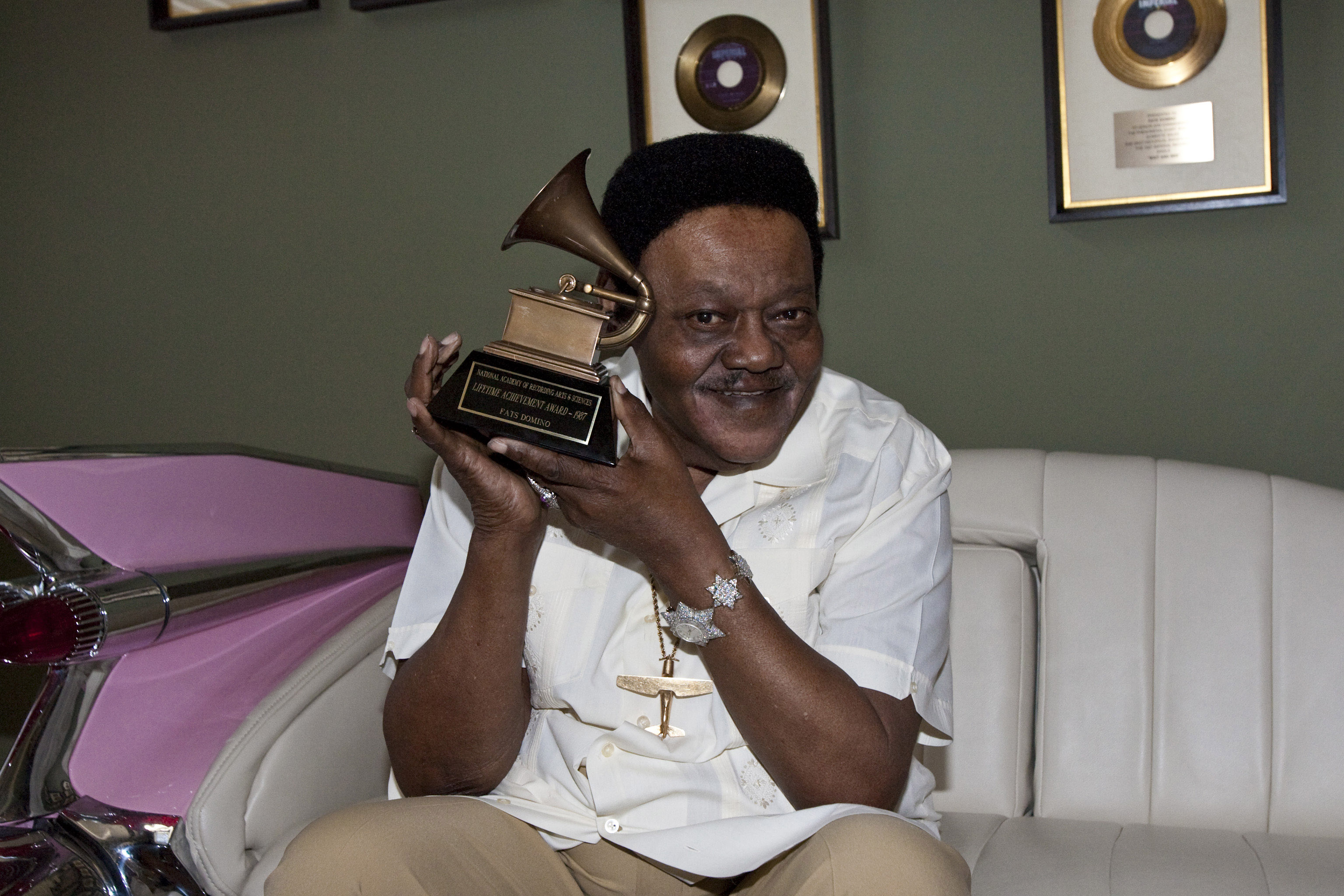 Fats Domino mit seinem Grammy Lifetime Achievement Award, den er 2009 überreicht bekam