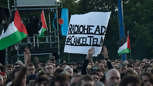 Auch ihre Fans waren zwiegespalten: Proteste gegen Radioheads damals geplantes Tel-Aviv-Konzert während einer Show von ihnen Anfang Juli in Glasgow