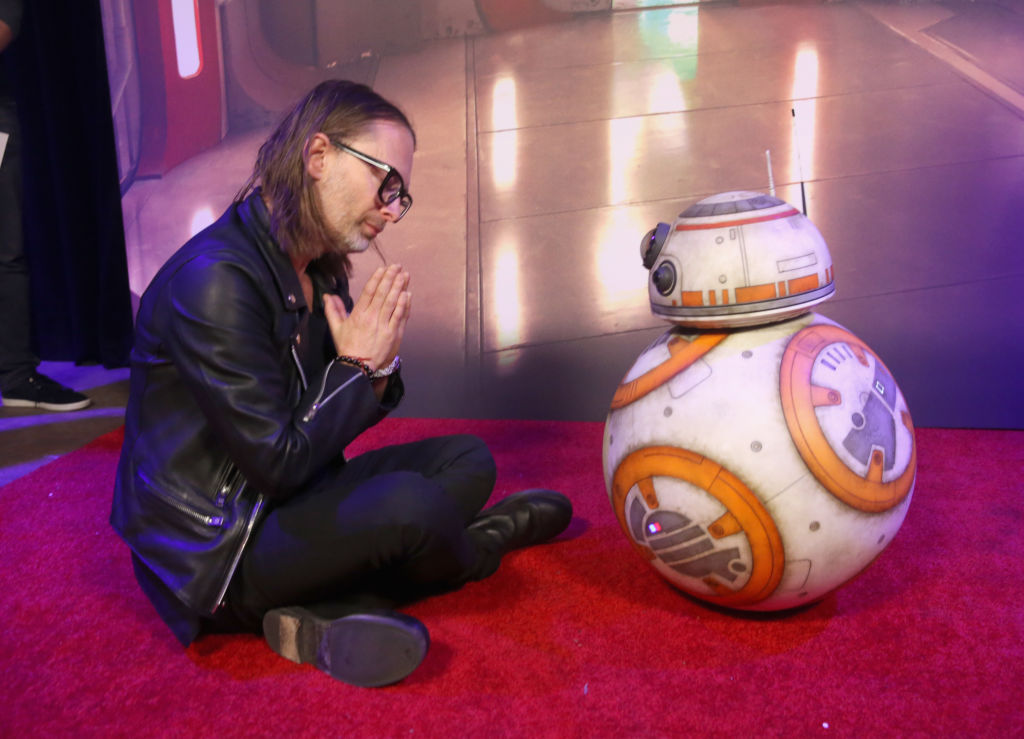Thom Yorke und BB-8 bei der Premiere von „Star Wars: The Last Jedi“ am 9. Dezember 2017 in Los Angeles