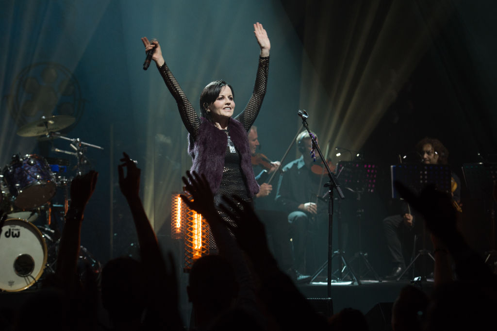 PARIS, FRANCE - MAY 04:  Dolores O'Riordan of The Cranberries performs at L'Olympia on May 4, 2017 in Paris, France.  (Pho...