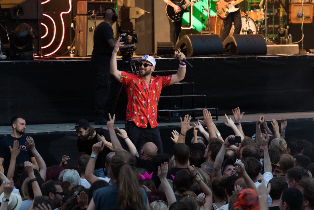 Die Fans fressen ihnen aus der Hand, Sänger Arnim Teutoburg-Weiß weiß das: Die Beatsteaks live in der Berliner Waldbühne am 9. Juni 2018