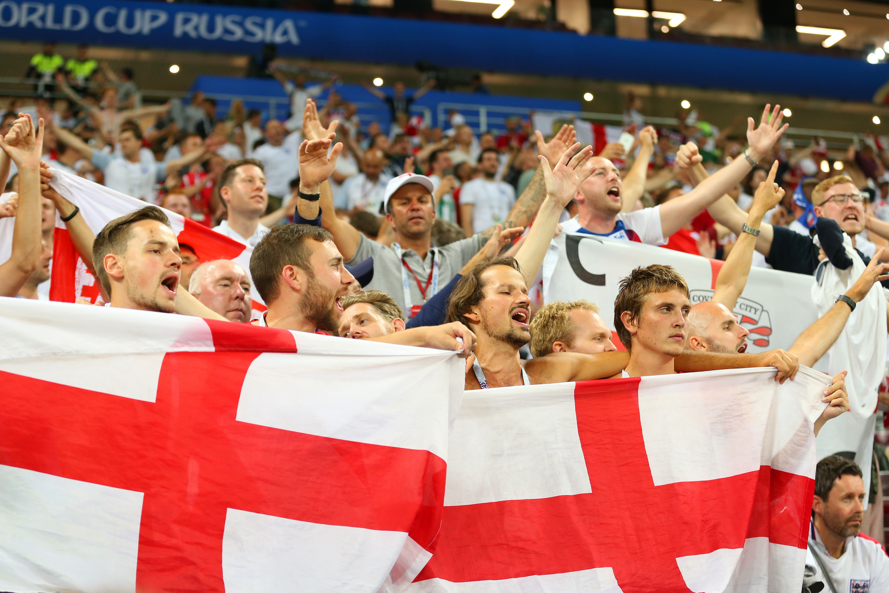 Singende England-Fans am Abend, als ihr Team im WM-Halbfinale 2018 gegen Kroatien verlor