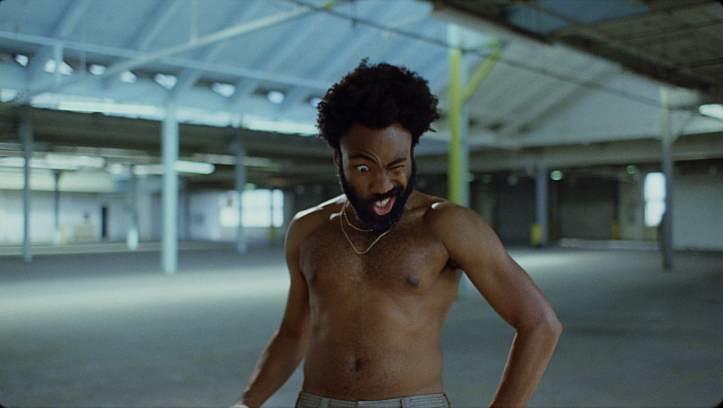 Der große Gesellschaftskritiker: Das bildgewaltigste Video des Jahres: In „This Is America“ inszeniert Donald Glover Amerika als zwischen Waffengewalt, Rassismus und Konsumsucht krank gewordenes Land.