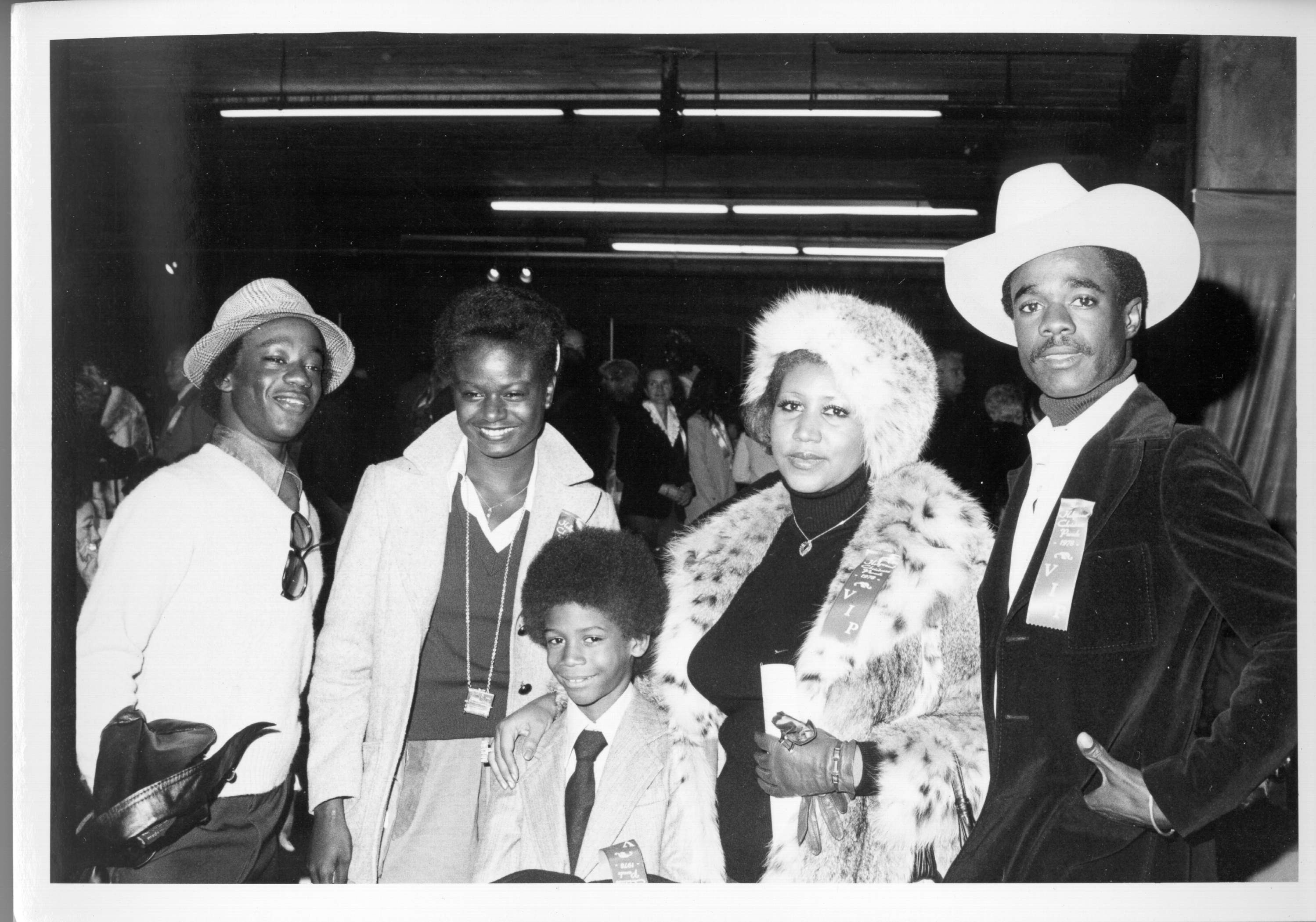 HOLLYWOOD - DECEMBER 1978:  Soul singer Aretha Franklin (second from right) attends the Hollywood Christmas Parade with he...