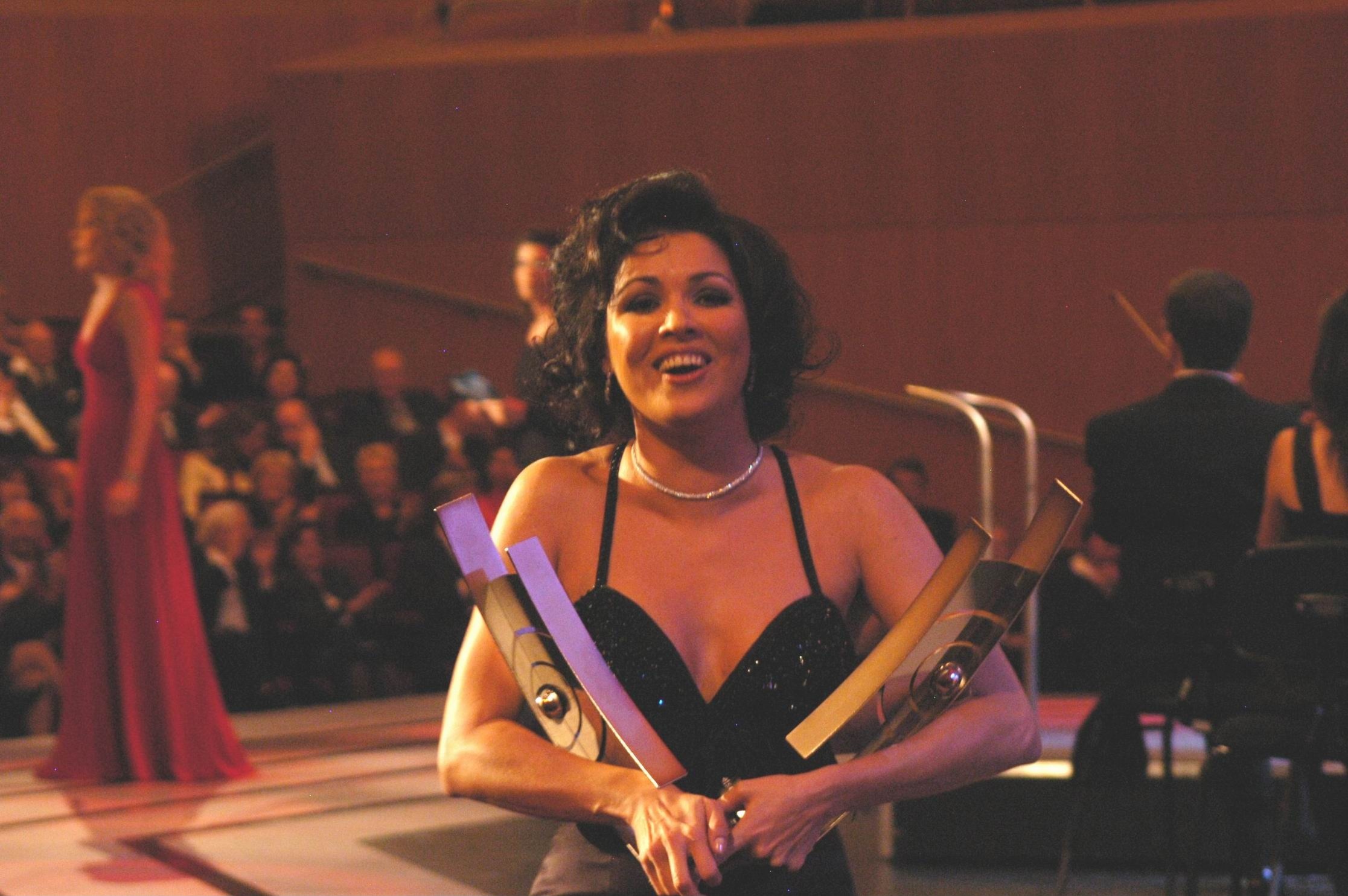 Opernsängerin Anna Netrebko mit ihren Preisen beim ECHO Klassik 2005