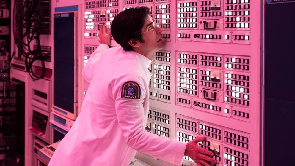 Justin Theroux spielt einen wirren Wissenschaftler, der seinen Computer liebt. Ein bisschen zu sehr vielleicht. 