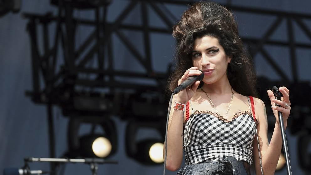 CHICAGO - AUGUST 05:  Singer Amy Winehouse performs onstage at Lollapalooza in Grant Park on August 5, 2007 in Chicago, Illin