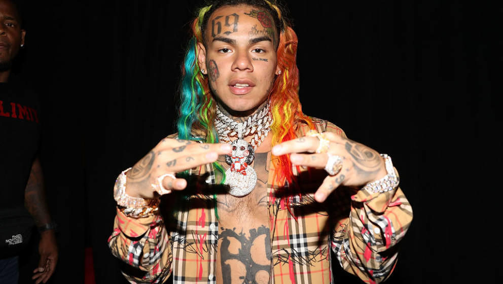 Nach Verhaftung Rapper Tekashi 6ix9ine Droht Lebenslange Gefangnis Haftstrafe