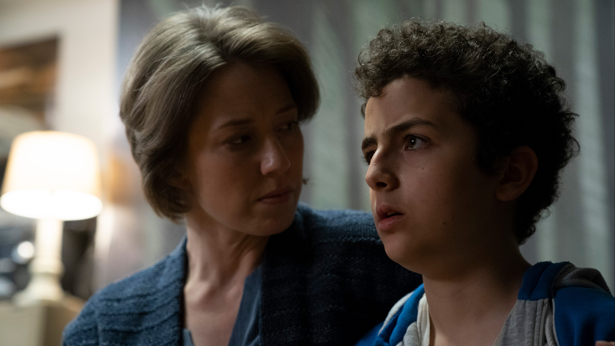 Eine Szene, deren erklärende Bildunterschrift der Rollen schon zu viel verraten würde: Carrie Coon und Elisha Henig in der zweiten Staffel „The Sinner“