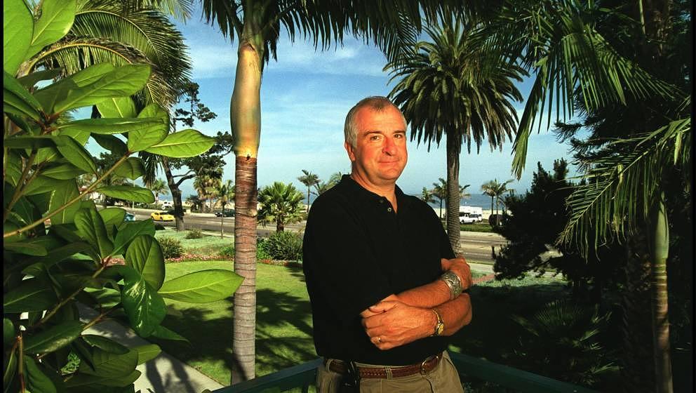 Dieser Mann schrieb einst „Per Anhalter durch die Galaxie“ und hört dabei sehr viel Paul Simon: Douglas Adams, hier im Jahr 2000 auf seinem Anwesen in Santa Barbara