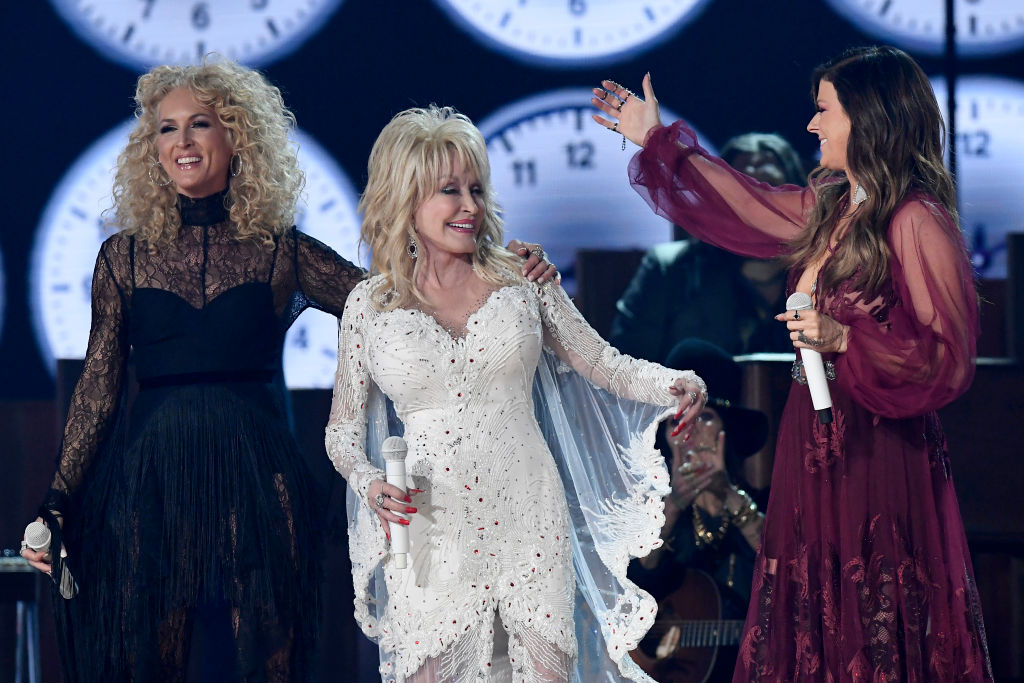 Dolly Parton mit Kimberly Schlapman und Karen Fairchild von Little Big Town während der 61. Grammys