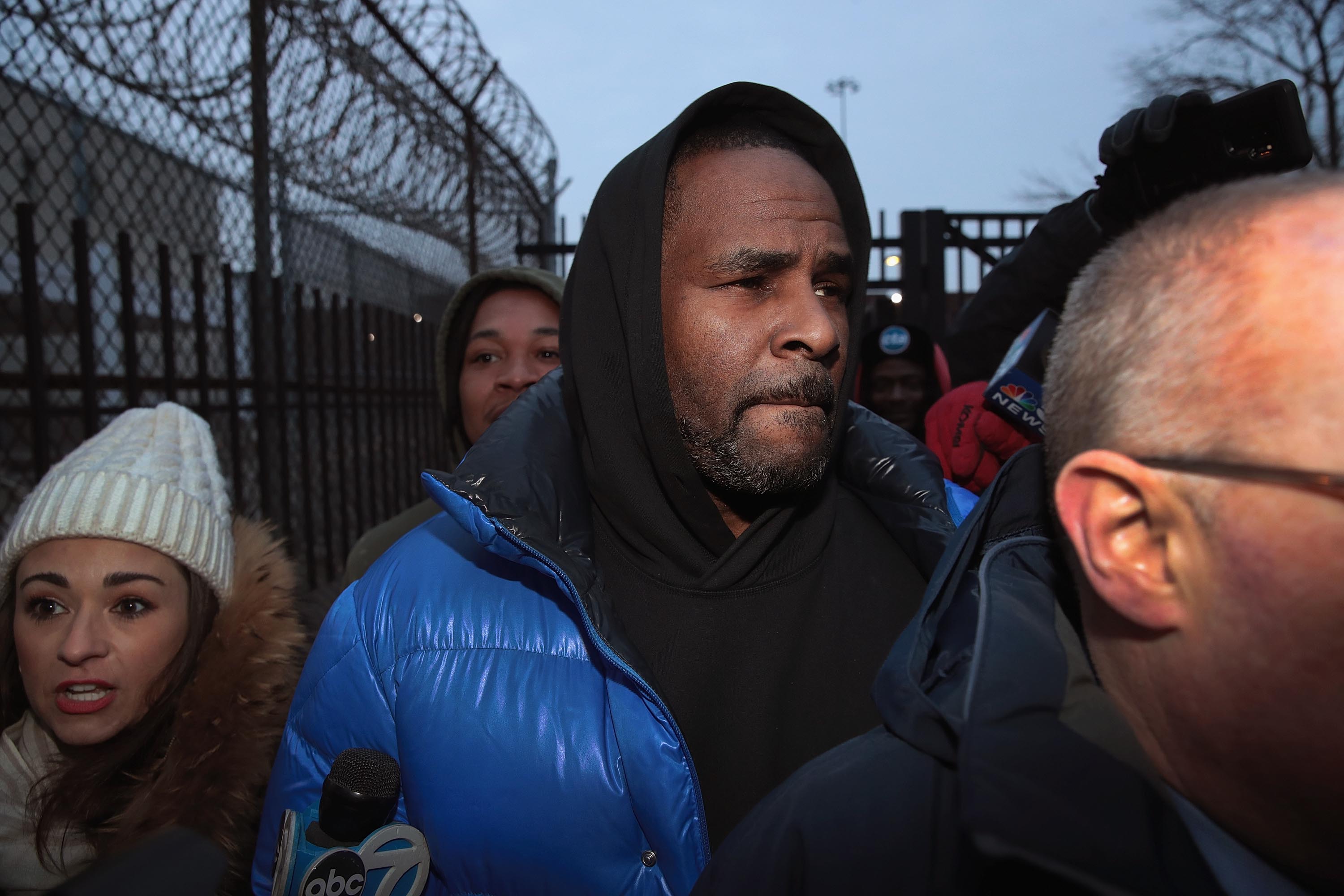R. Kelly verlässt das Cook County Gefängnis, nachdem er 100.000 Dollar Kaution gezahlt hatte.