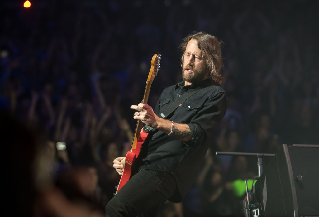 Chris Shiflett von Foo Fighters spielt bei einem Konzert im Madison Square Garden, 2018.