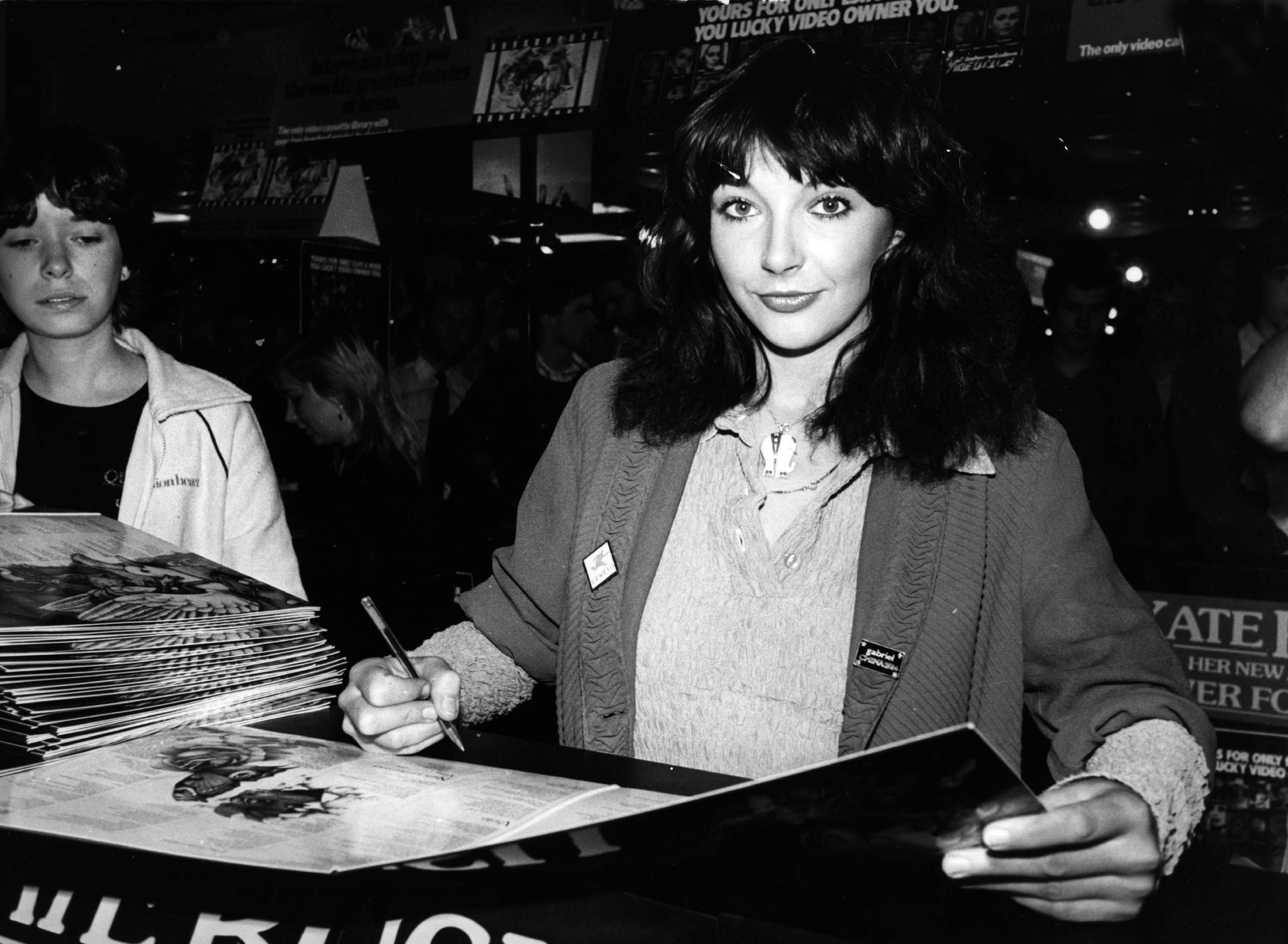 Die britische Popsängerin Kate Bush signiert ihr Album „Never Forever“ 1980