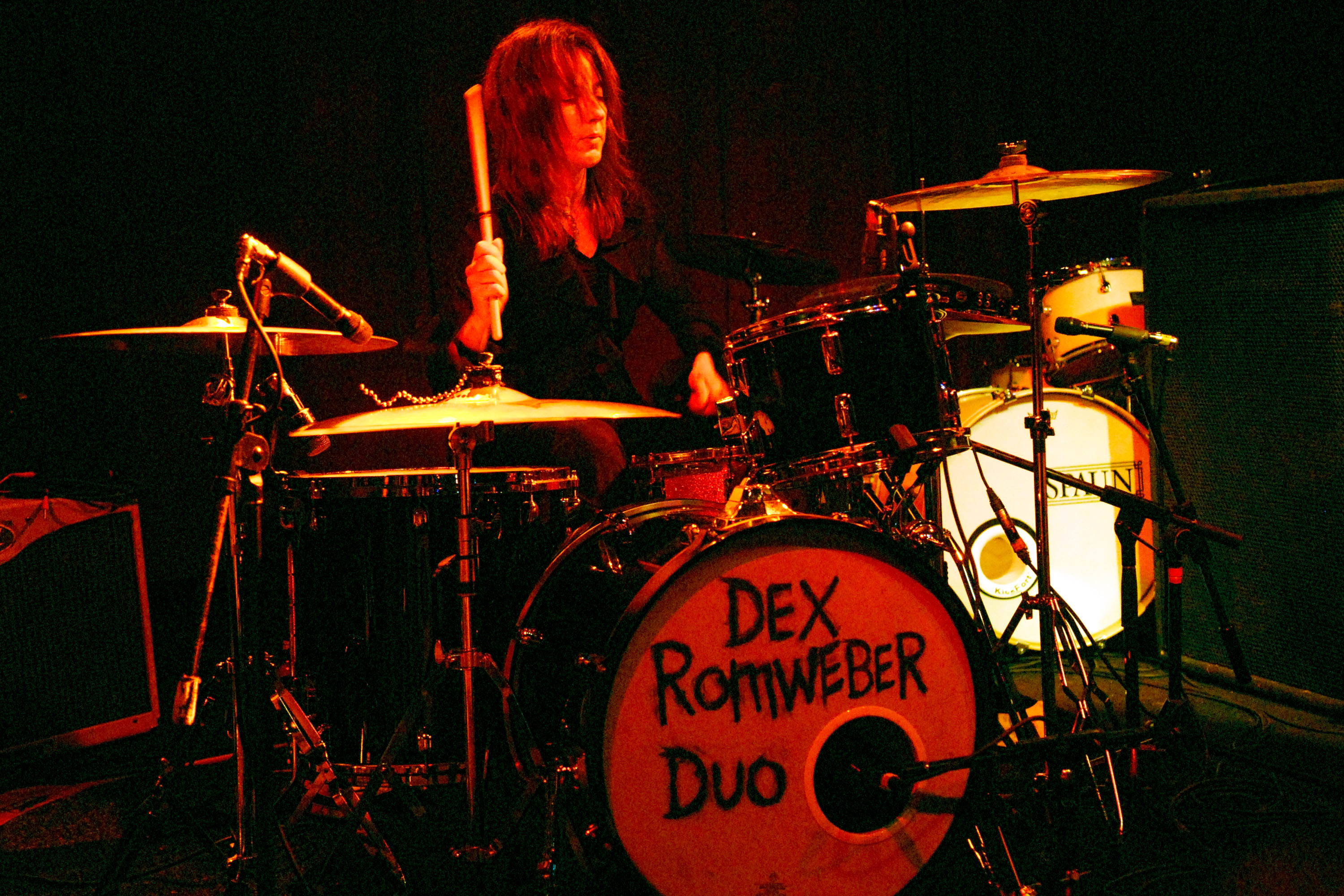 Sara Romweber, Schlagzeugerin der Band Let's Active aus North Carolina, starb mit 55 Jahren an den Folgen eines Gehirntumors.