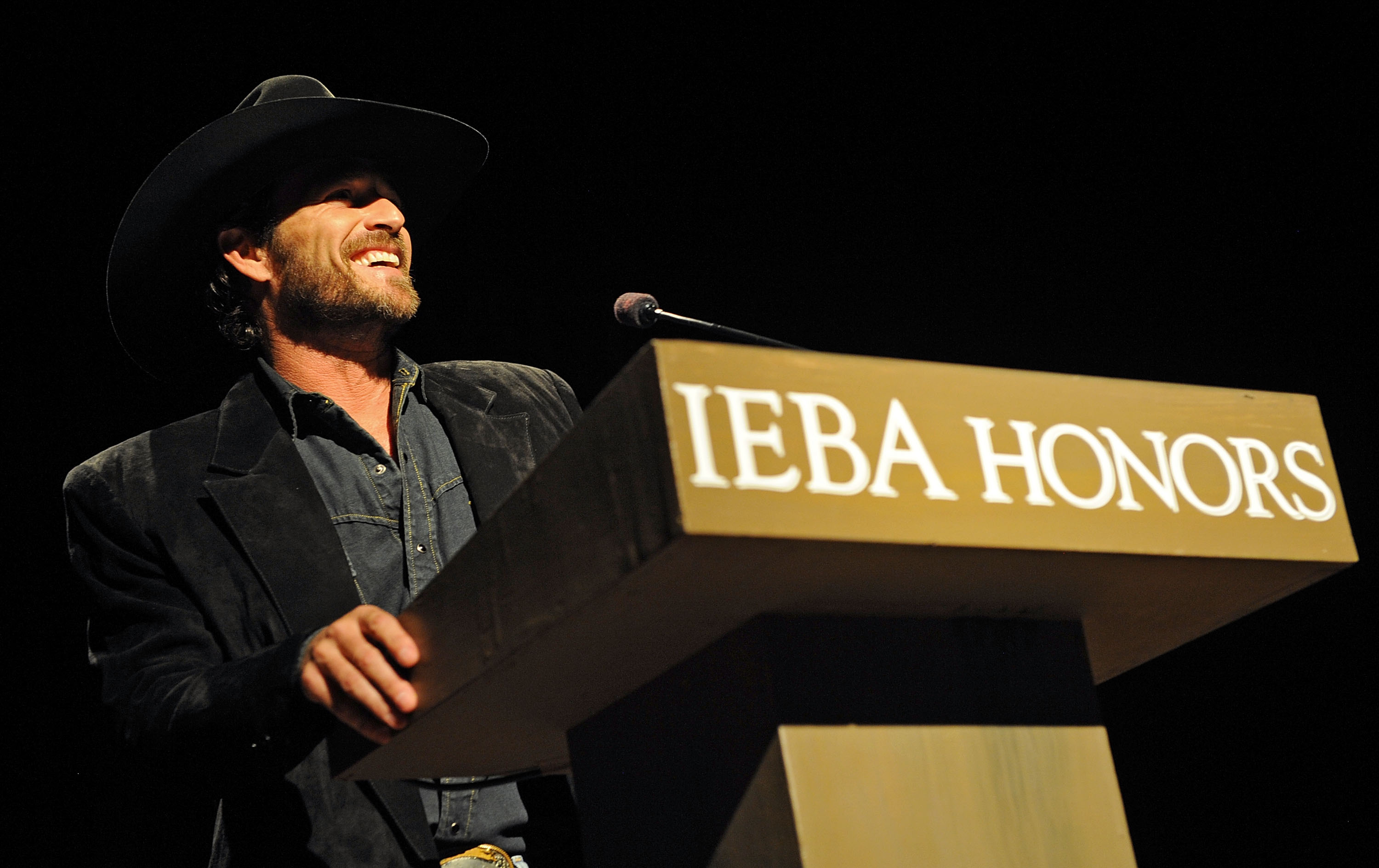 Luke Perry hält eine Rede bei der IEBA 2009