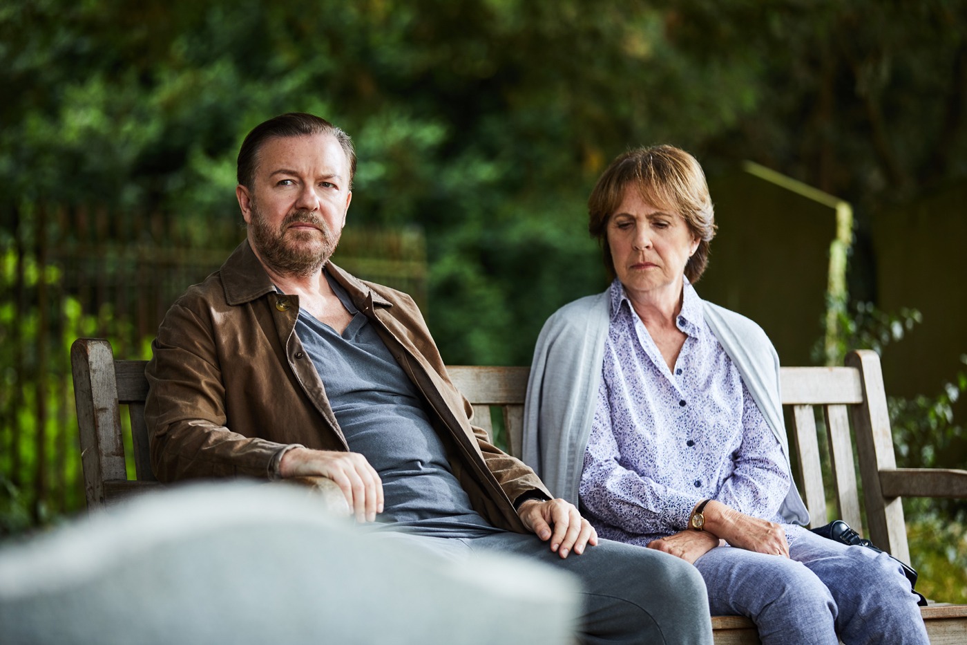 Lernen sich am Friedhof trauernd kennen und schätzen: Tony (Ricky Gervais) und Anne (Penelope Wilton) in „After Life“