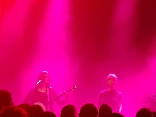 <strong>Larkin Poe, im Schiffbau, Zürich: </strong>Selbst fotografiert, liebe Musikexpress-Echsen. Like wer denkt, das hätte er gerade noch besser hinbekommen.