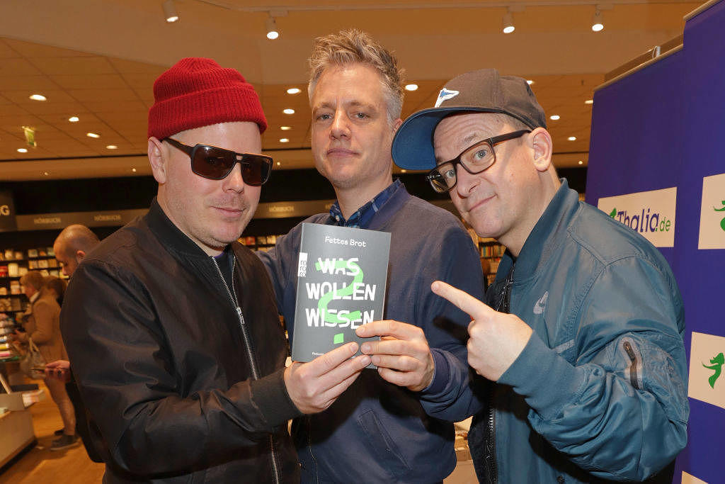 Boris Lauterbach (König Boris), Martin Vandreier (Dokter Renz) and Björn Warns (Björn Beton) alias Fettes Brot bei einer Autogrammstunde zu ihrem neuen Buch „Was wollen wissen“ 2019 in Hamburg.