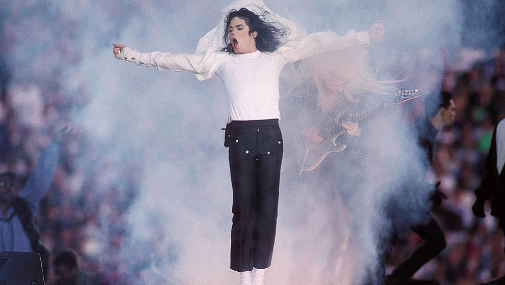 PASADENA, CA - JANUARY 31:  Michael Jackson performs at the Super Bowl XXVII Halftime show at the Rose Bowl on January 31, 19