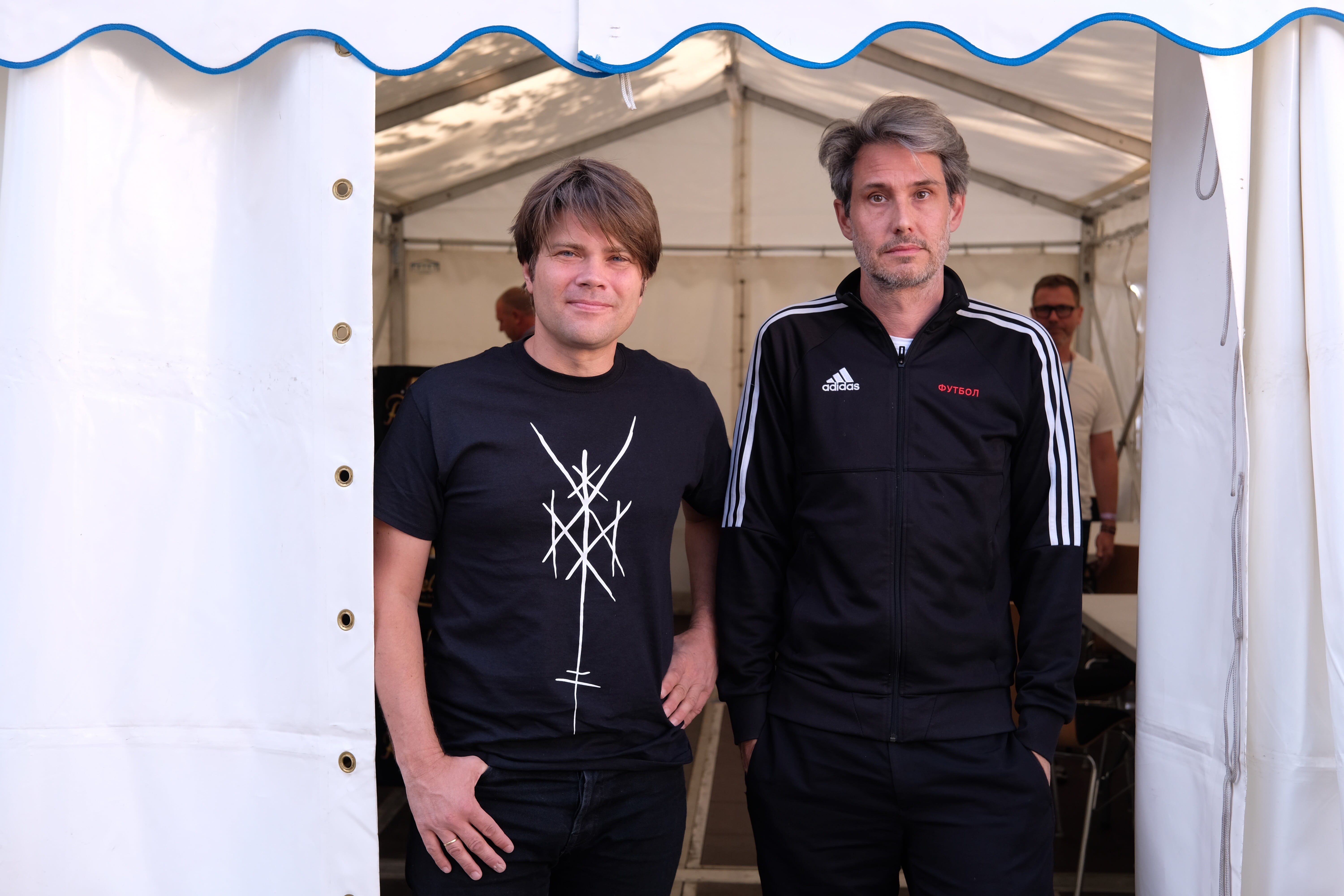 Irgendwie seltsam, Dirk von Lowtzow 2019 plötzlich wieder in Trainingsjacke zu sehen: Tocotronic beim „Kosmos Chemnitz - Wir bleiben mehr“-Festival