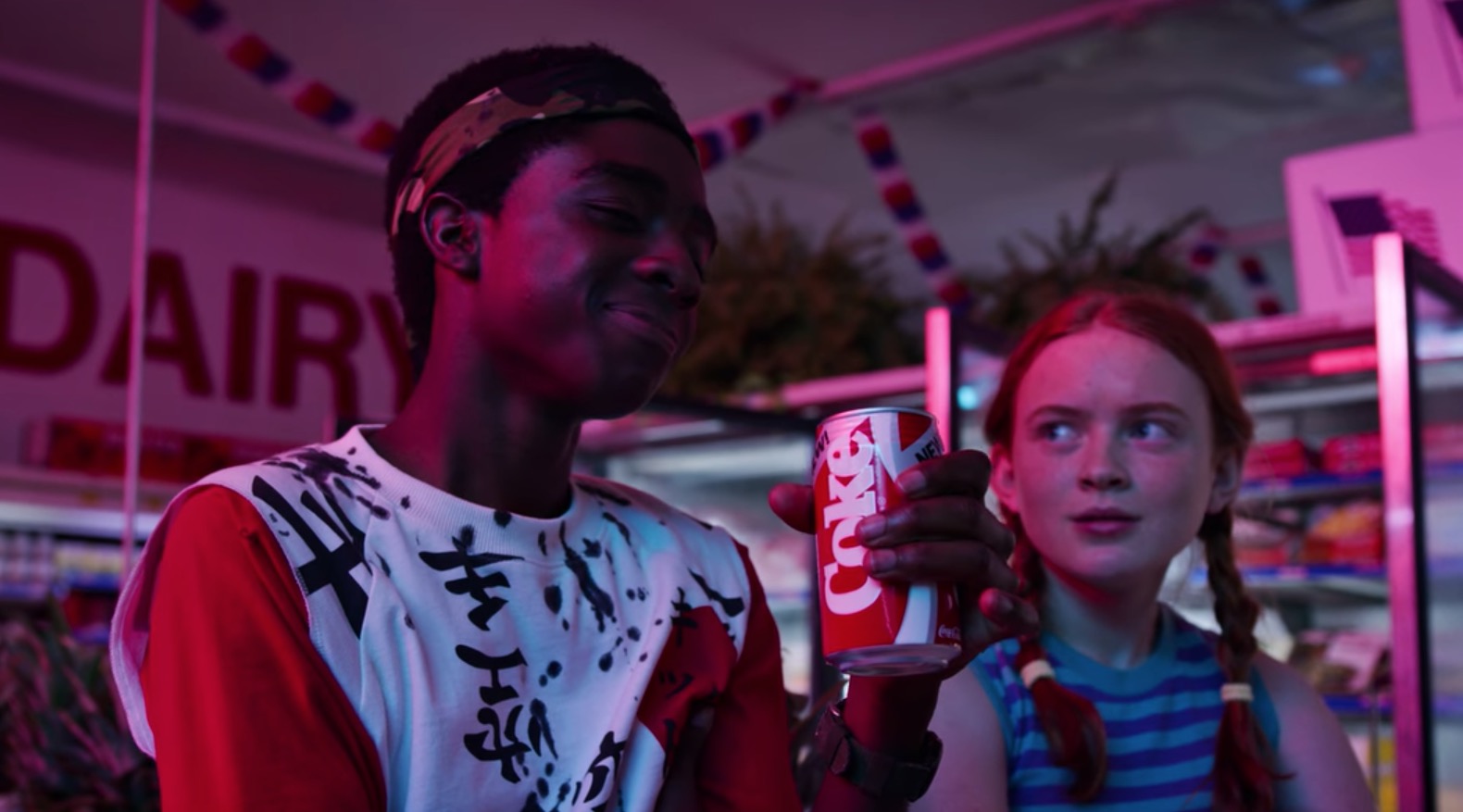 „Even better than the original“: Für Lucas' Lob auf „New Coke“ hält „Stranger Things“ in Staffel 3 seine Handlung an