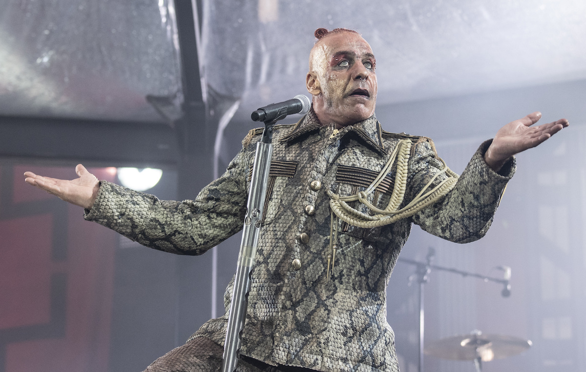 Rammstein: Till Lindemann widziany w Polsce z koszulką „Kill Till”.