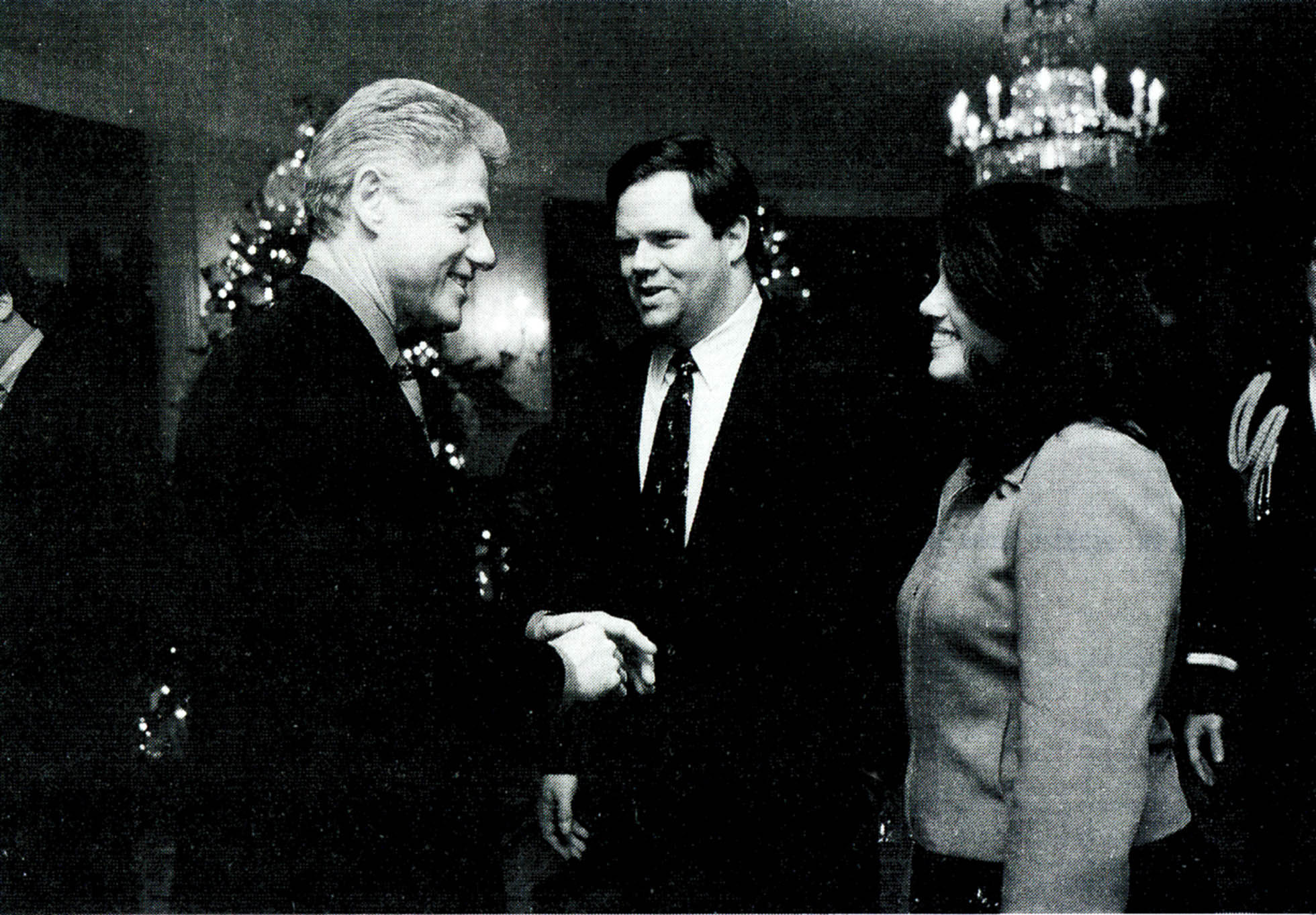 Monica Lewinsky, die ehemalige Praktikantin des Weißen Hauses, trifft Präsident Bill Clinton, am 16. Dezember 1996 anlässlich einer Weihnachtsfeier im Weißen Haus
