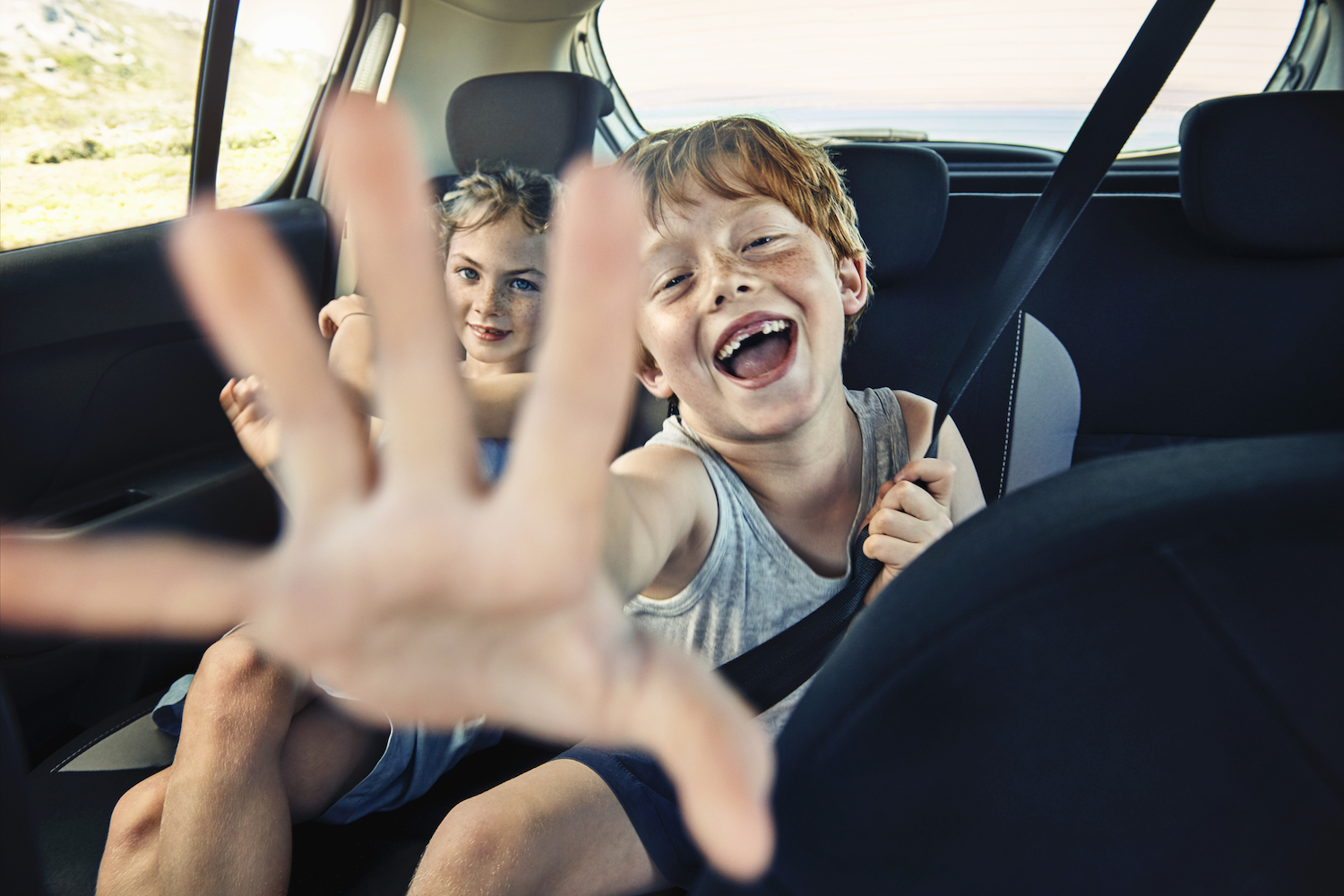 Mit der Familie im Auto unterwegs zum nächsten Festival – mit unseren Tipps ein Kinderspiel