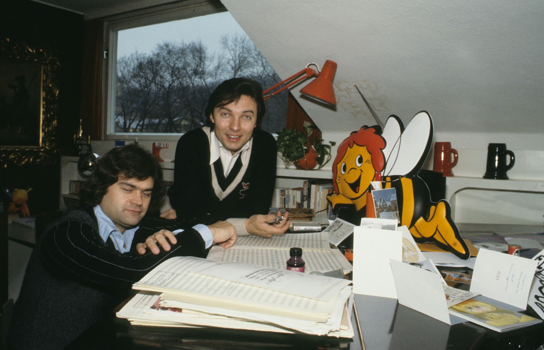 Karel Gott mit Karel Svoboda, dem Komponisten der Titel-Melodie von „Biene Maja“, 1977
