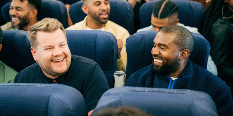 Kanye West mit James Corden beim „Carpool Karaoke' im Flugzeug