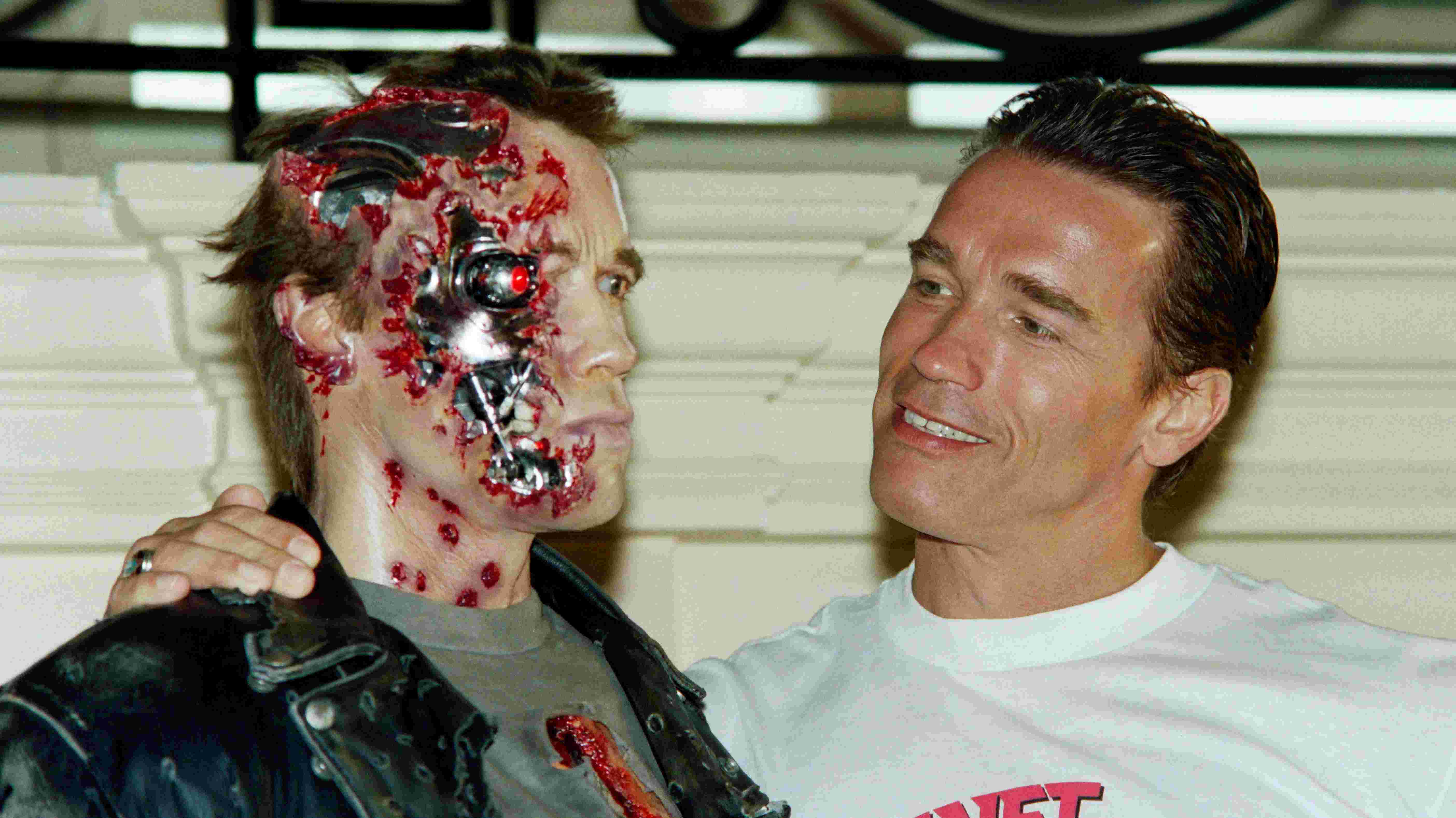 Arnold Schwarzenegger neben der "Terminator 2"-Wachsfigur während der 44. Filmfestspiele von Cannes 1991