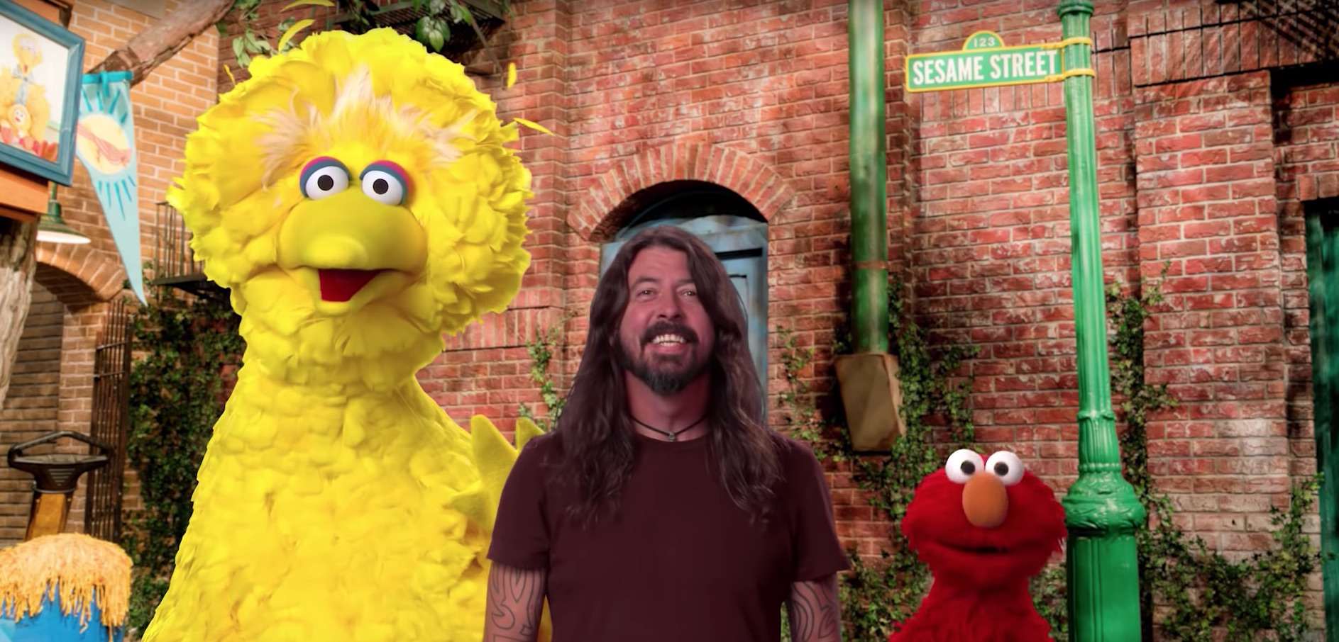 Dave Grohl live mit Bibo und Elmo in der „Sesamstraße“