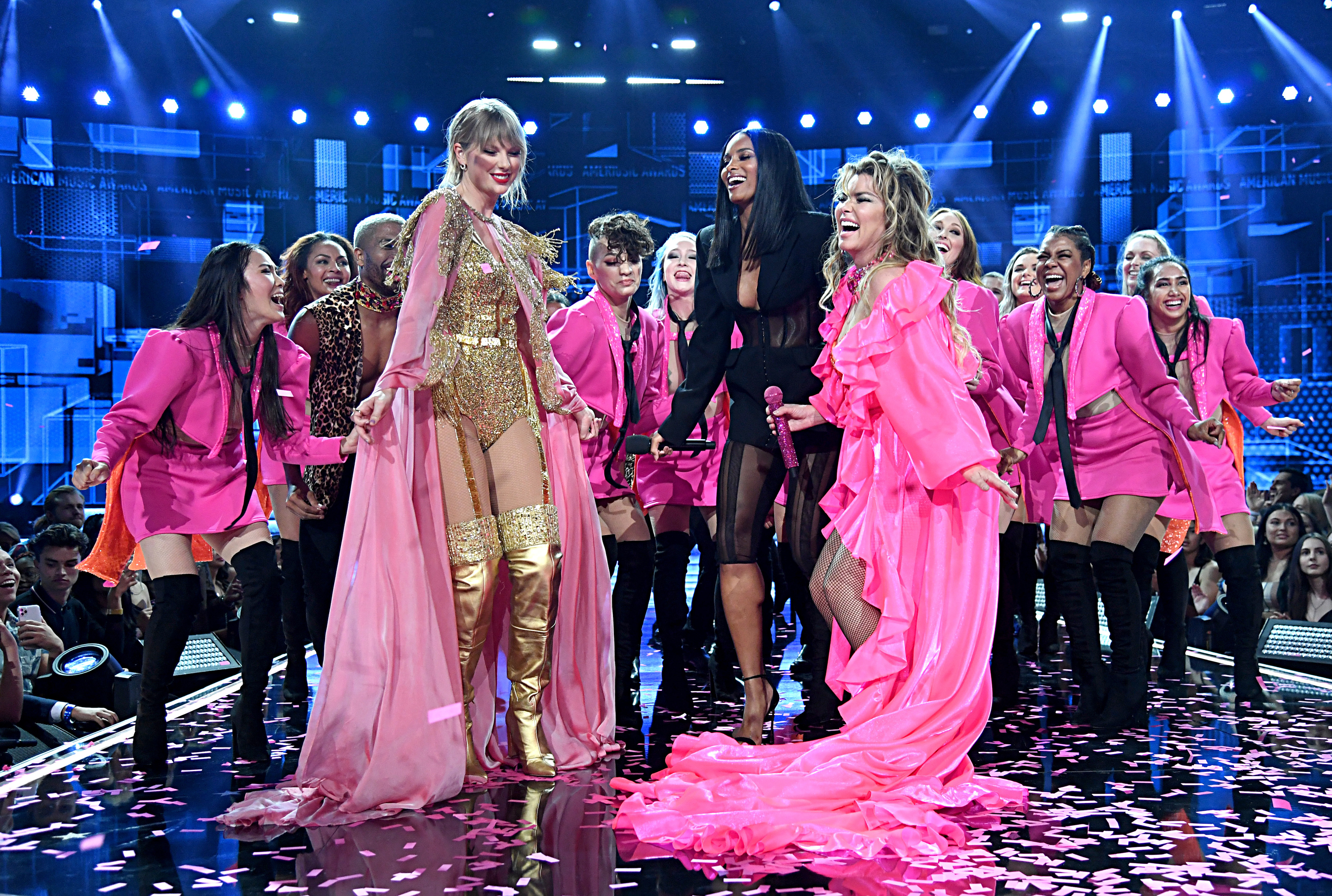 Taylor Swift, Ciara und Shania Twain gemeinsam auf der Bühne bei den American Music Awards 2019