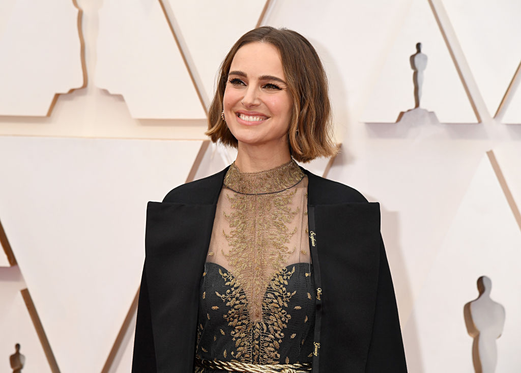 Natalie Portmans Umhang bei den Oscars 2020 war eine Verneigung vor den Regisseurinnen.