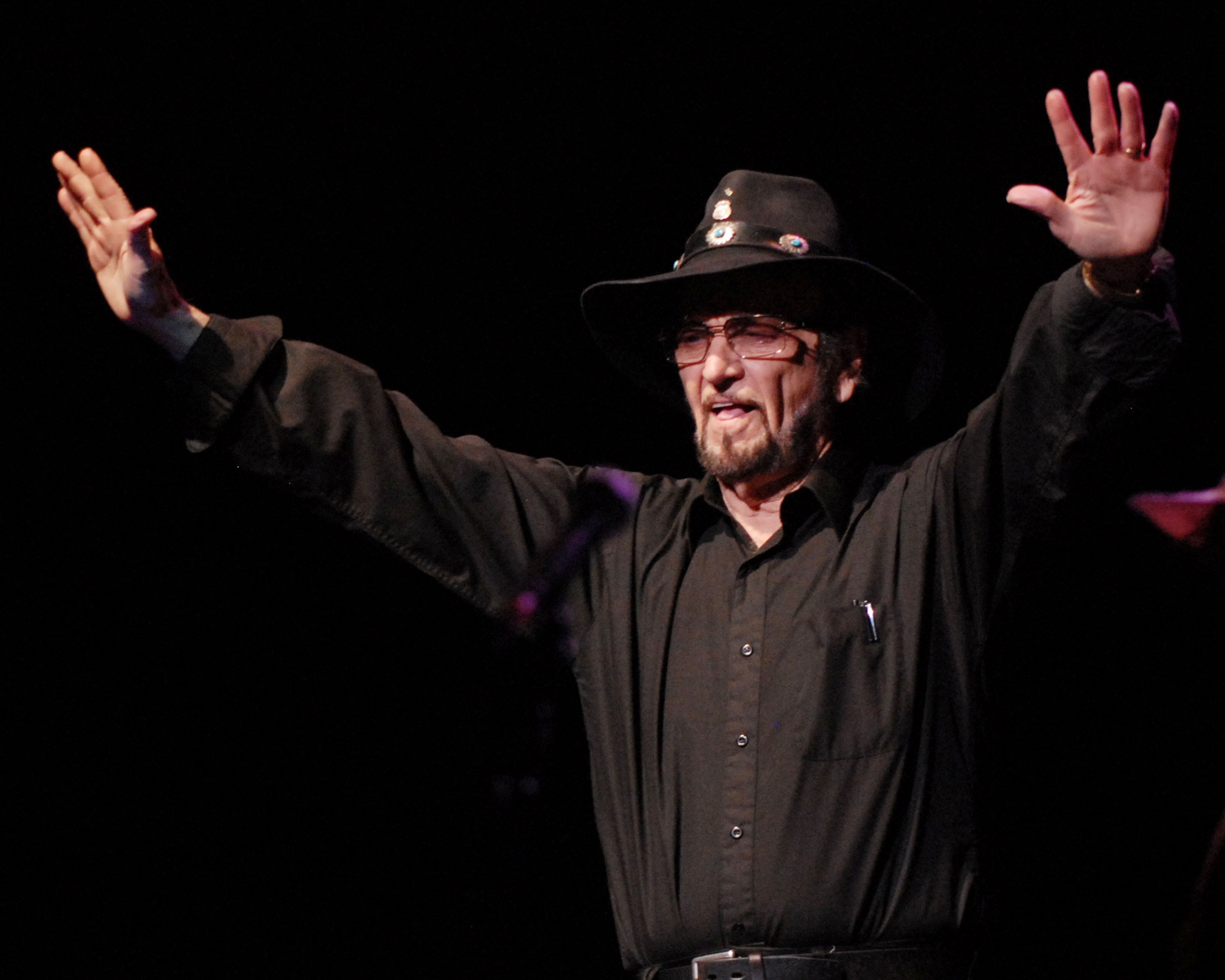 Paul English war der Drummer von Willie Nelson. Er starb am 12. Februar 2020 im Alter von 87 Jahren in Dallas, Texas.